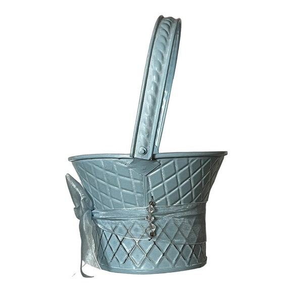 METAL Easter/Cottage Core basket/plant container. - Picture 4 of 7